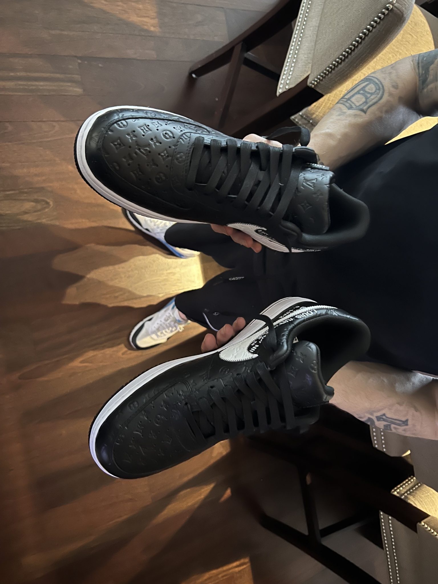Eminem展示新到的Nike x 路易威登联名球鞋，致敬已故Virgil Abloh