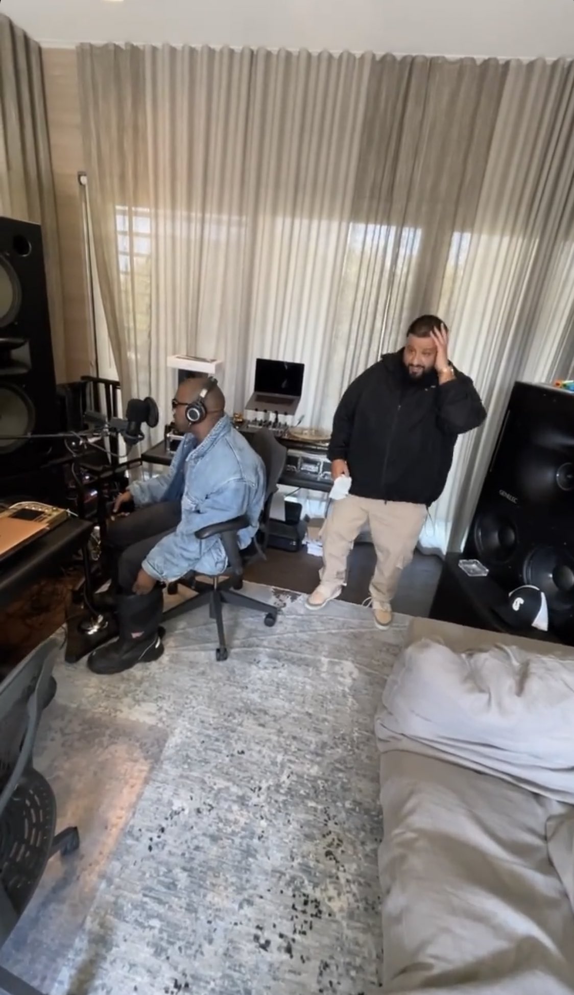 和Kanye见面短短4小时，DJ Khaled竟把珍藏版的Yeezy鞋穿爆了