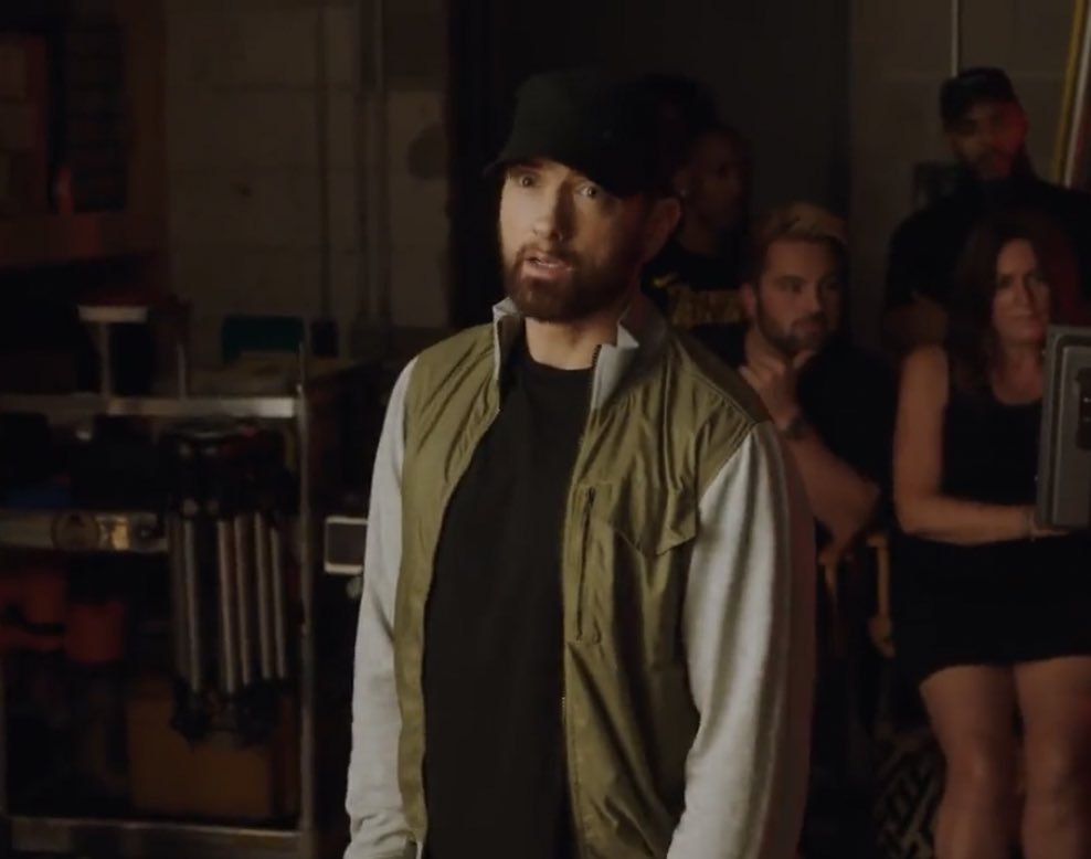 Shady’s back. Eminem出现在了Pete Davidson的模仿节目上叫他“别他妈再模仿了”