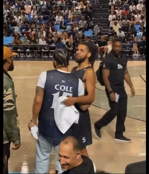 兄弟!!! J.Cole加拿大篮球比赛，Drake穿上Cole球衣捧场