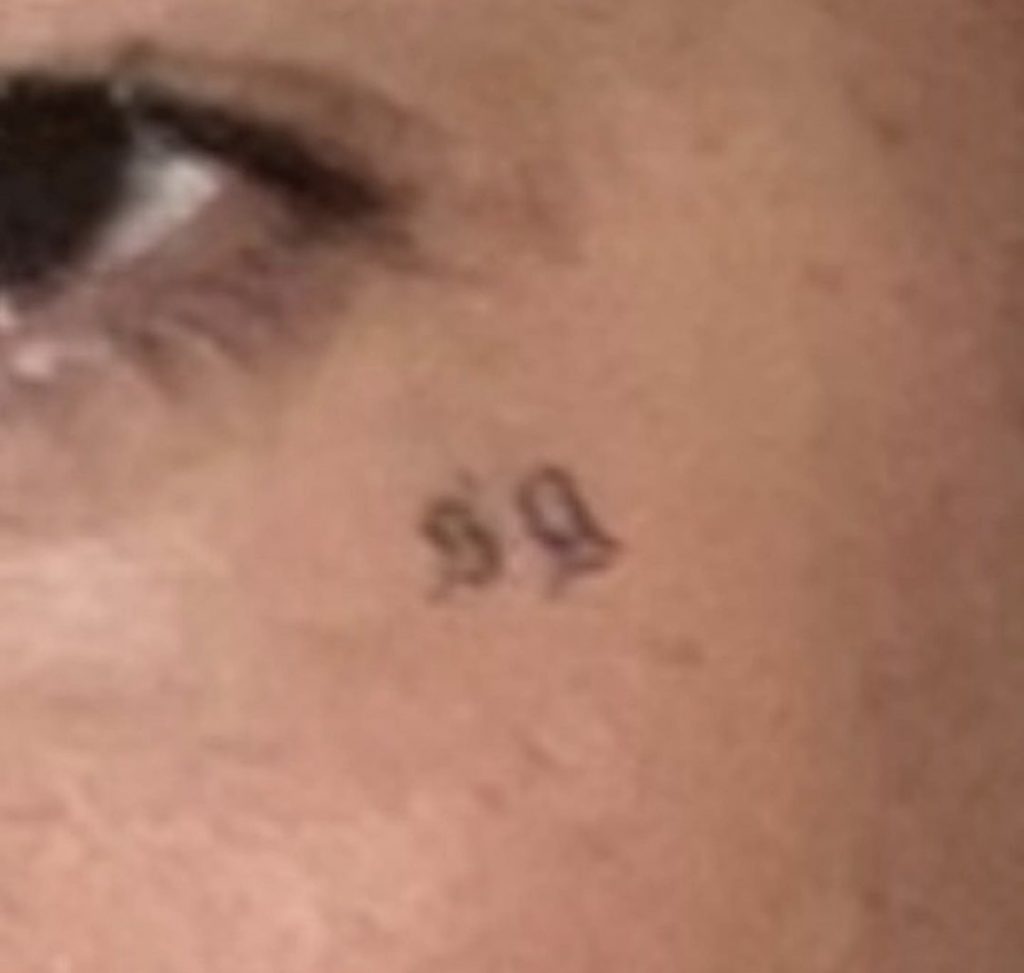Drake也添加脸部纹身了，不要看成“69”啦