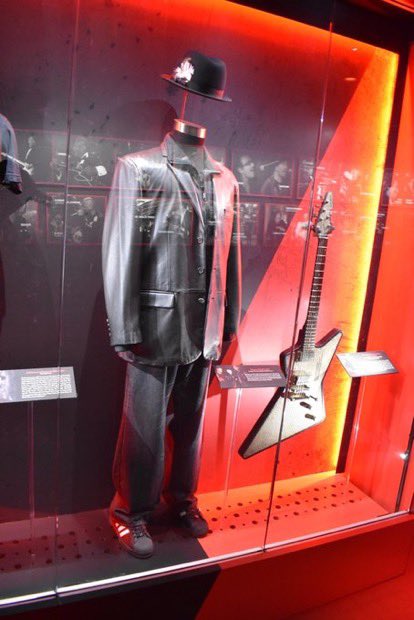 Eminem 2009年这套服装在摇滚名人堂展出