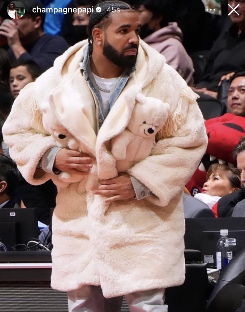 Drake把穿在身上的保暖外套脱给球场边的解说员穿