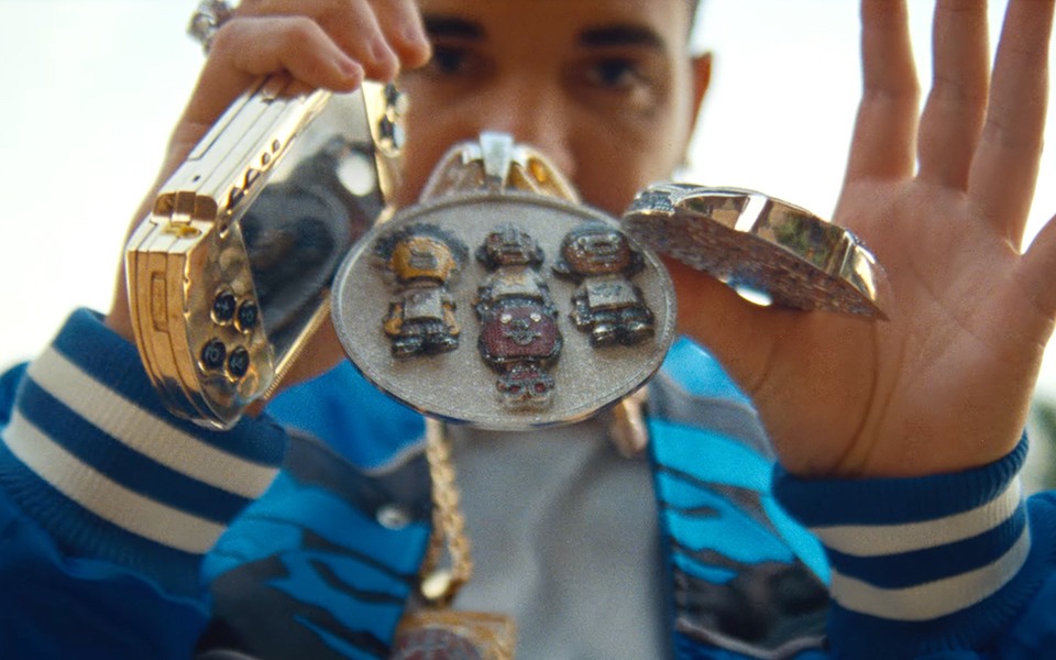 Drake花2000万元买下Pharrell的一套项链和金色PSP