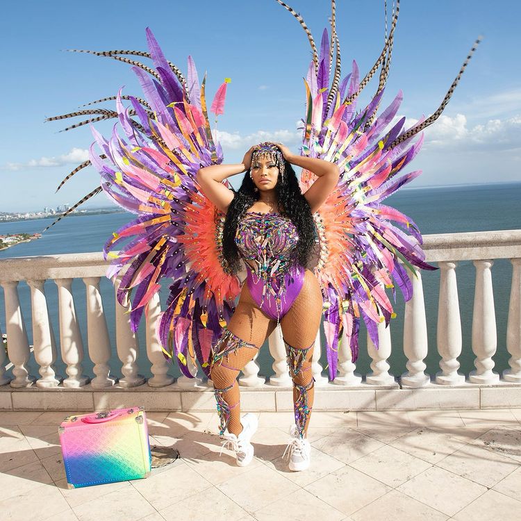 Nicki Minaj回到家乡特立尼达和多巴哥参加嘉年华活动