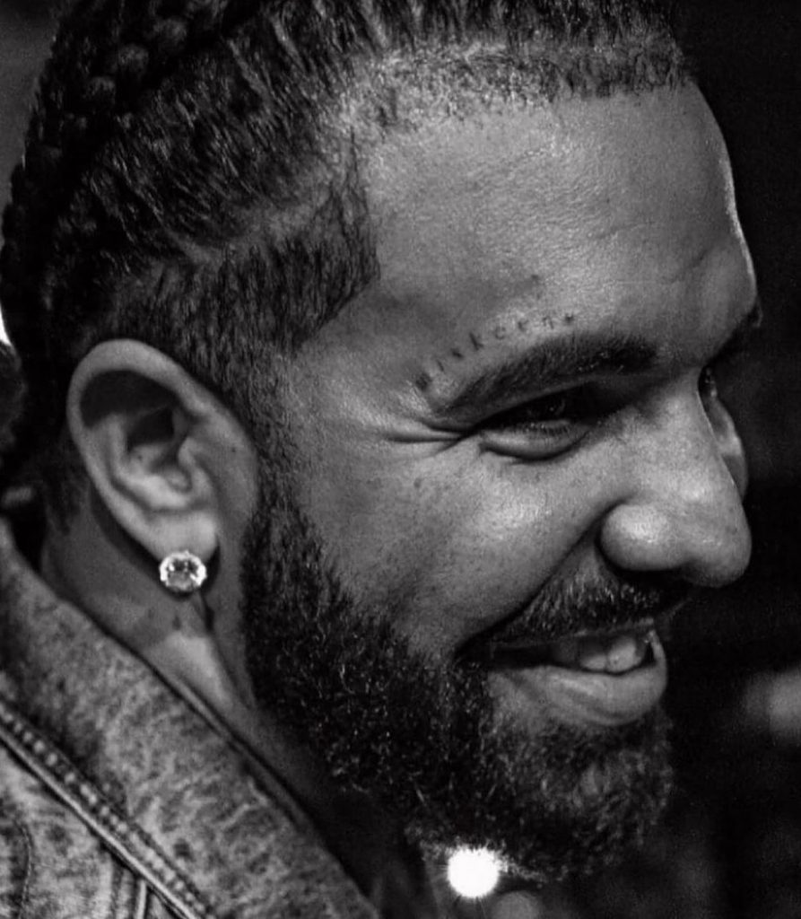 Drake脸部添加新的纹身，什么意义？