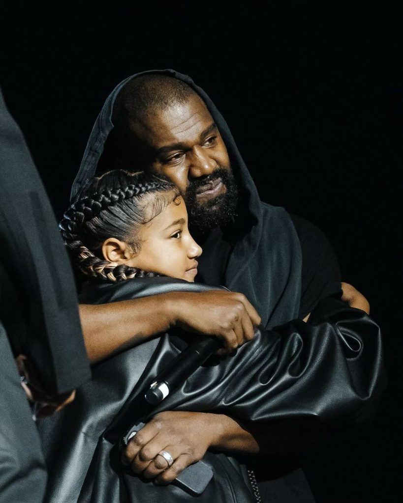 父女同台，Kanye巴黎演唱会带出了女儿North West