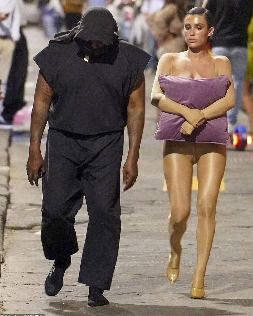 Kanye带着老婆Bianca出现在欧冠赛场