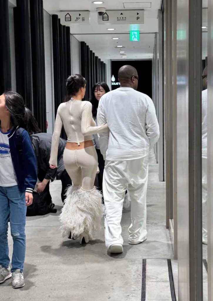 Kanye和妻子Bianca要离婚了？？Ye带出妻子逛街粉碎流言