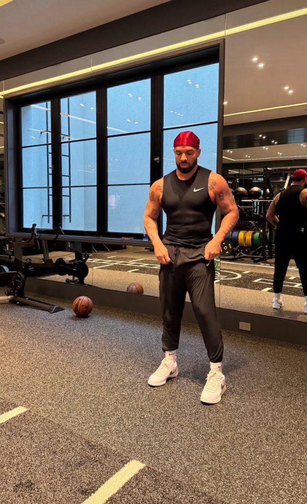 !!!!Drake 展示8块腹肌