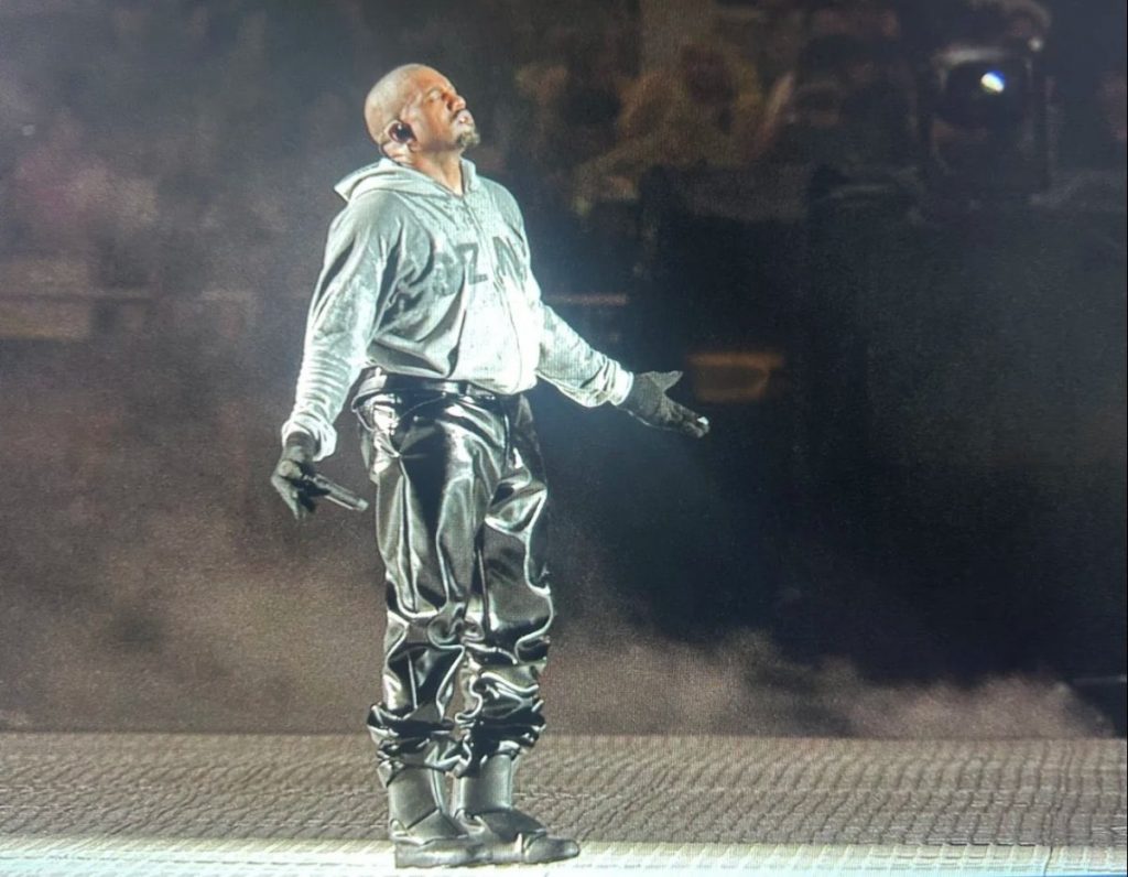 Ye上海演唱会，大雨中进行，36首完整歌单