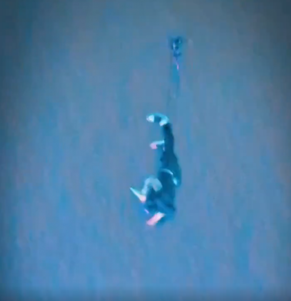 Chris Brown暴雨中几十米空中倒立!!! 