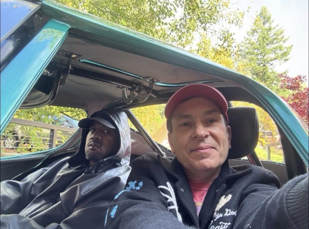 Ye回来了,去俄勒冈州和设计师Steven Smith 碰头 Ye回来了,去俄勒冈州和设计师Steven Smith 碰头