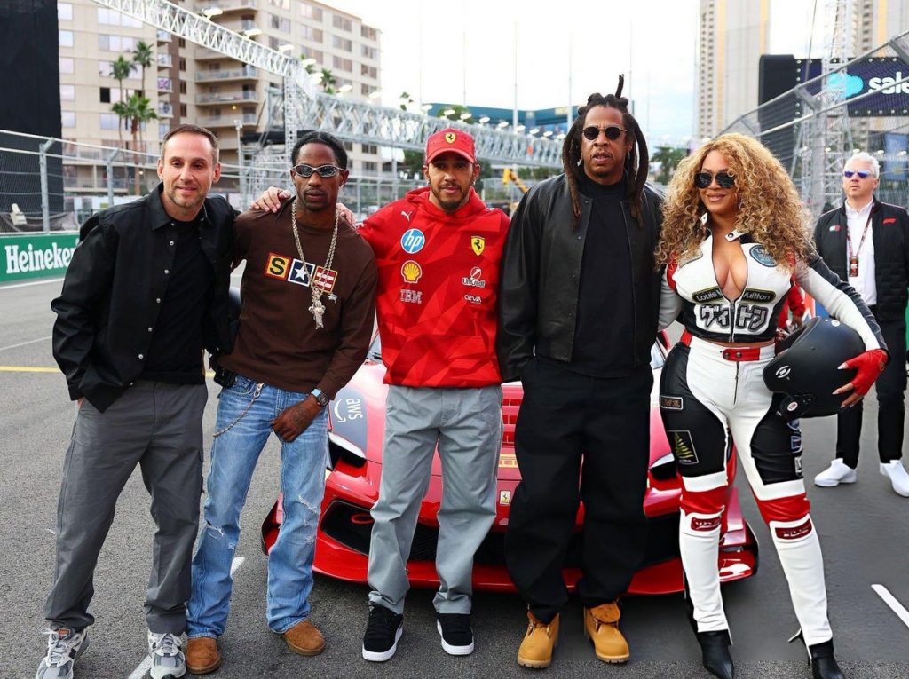 Travis Scott、Jay Z、Beyoncé、Lewis Hamilton 和 Michael Rubin 在 F1 拉斯维加斯大奖赛
