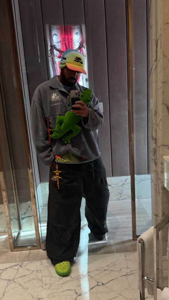 Drake 穿上着新的 Nike x Cactus Plant Flea Market 联名系列