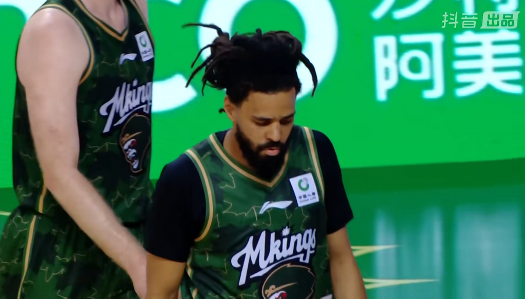 历史性时刻!!!J.Cole的CBA首秀, 二次助攻一个篮板