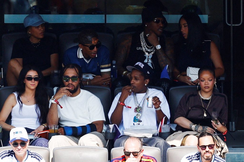 Akademiks 表示，Drake 已经不再和“假朋友”混在一起了