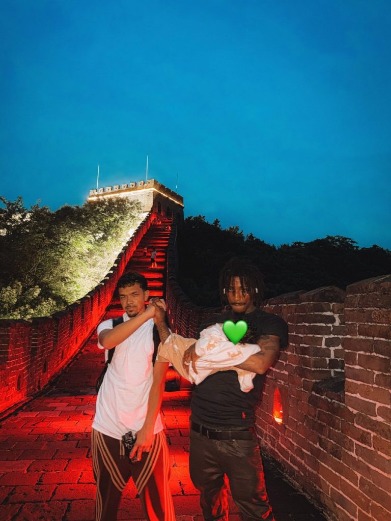 NBA YoungBoy登上长城